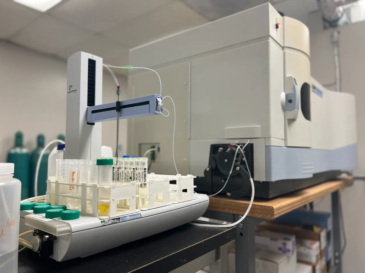 PerkinElmer ICP-OES spectrometer and autosampler in the Reef Labs laboratory
